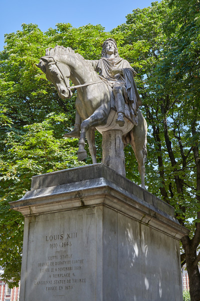 Jean-Pierre Cortot(1787-1843)的骑马雕像路易十三在巴黎一个阳光明媚的夏日