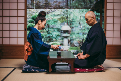 老夫妇在传统的日本房子生活的时刻