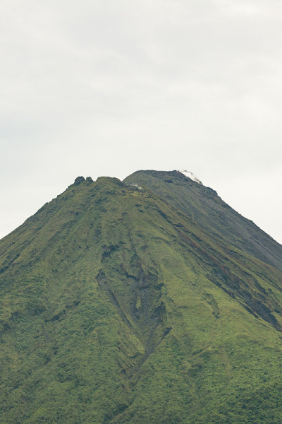 阿雷纳火山顶峰