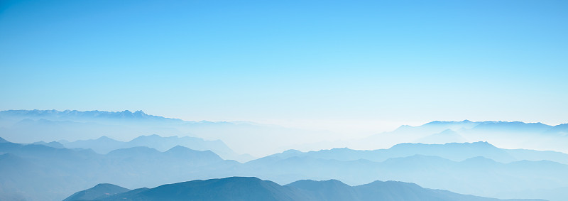 在雾山。