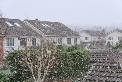 在冠状病毒封锁期间，从窗口可以看到都柏林的美丽大雪