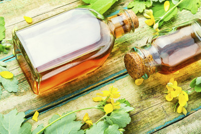 白屈菜、草药酊剂。