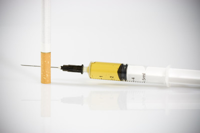 用注射器注射的香烟