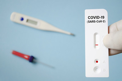 采用COVID-19快速检测、快速抗体护理点检测阳性结果。实验室进行抗体快速诊断测试，以检测COVI