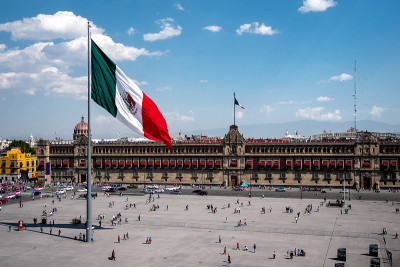历史地标国家宫殿建筑在广场de la Constitucion，墨西哥城，墨西哥