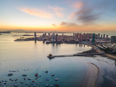 航拍青岛湾区的建筑景观和天际线