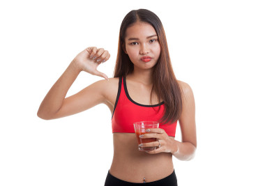 美丽健康的亚洲女孩讨厌番茄汁。
