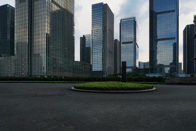 空旷的柏油路前的现代办公楼。