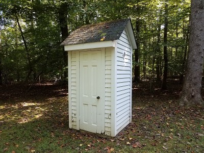 有门和树的白色小屋