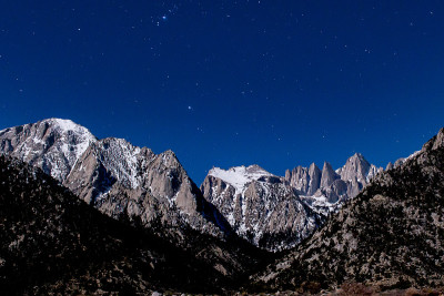 晚上星空下的惠特尼山