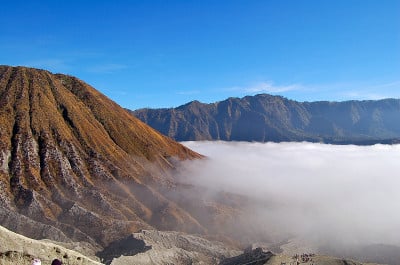 印度尼西亚爪哇岛上惊人的活火山溴