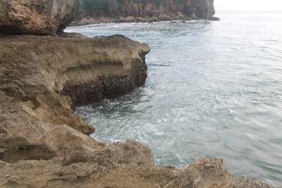 海浪在珊瑚悬崖上