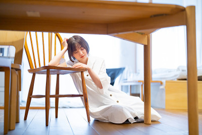 愁眉苦脸的年轻女子