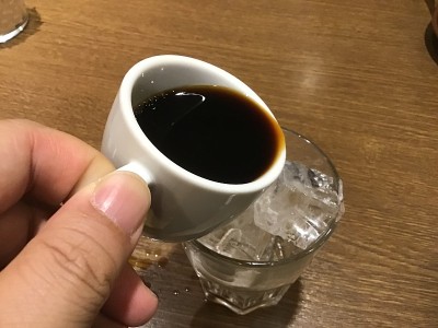 倒入热咖啡制成的冰咖啡