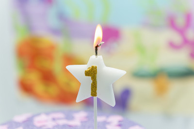 星光状的生日蜡烛，背景模糊。1周年纪念，深海主题。庆祝、聚会和欢乐的概念。