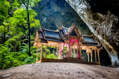 泰国帕拉雅·那空洞，Khua Kharuehat亭庙，位于泰国巴育普·基里汗Khao Sam Roi