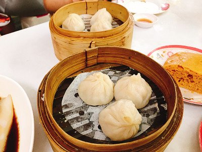 小笼包或上海蒸猪肉饺子。