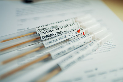 有冠状病毒(COVID-19)标记的血管和肺部CT检查图像