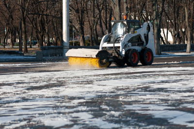 城市街道上的雪机