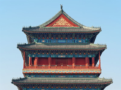 特写北京鼓楼与蓝天背景，侧视图。