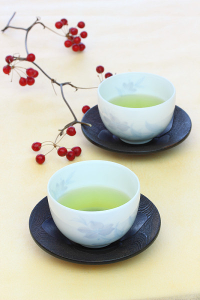 热绿茶和红色小水果(sankirai)