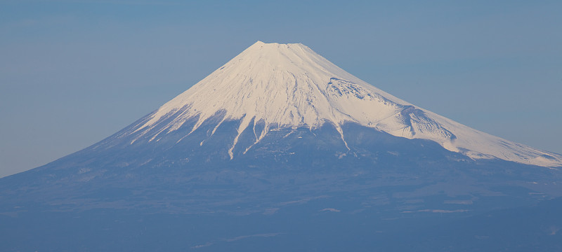 日本静冈县伊豆市的富士山和大海