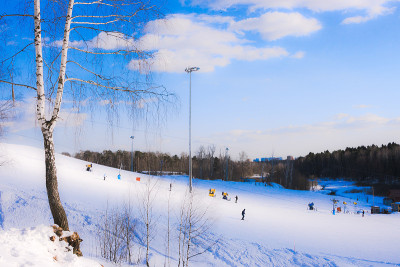 在滑雪坡上抬升