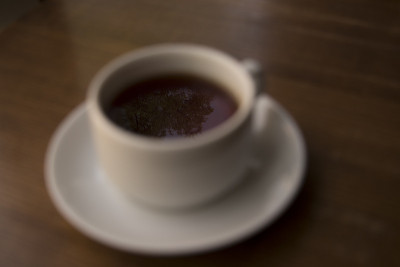 一杯茶与树的倒影。