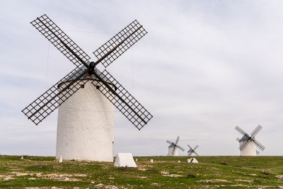 坎波·德克里普塔纳(Campo de Criptana)小镇上方的拉曼查(La Mancha)历史悠