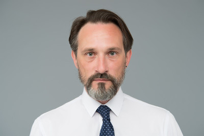 理发店的头发护理。梳得整齐的男性。完美的胡子。穿着衬衫的严肃的成熟男人。自信的上班族。熟练和专业。商