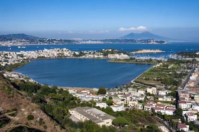Miseno的景观，它的海角和湖从普罗西达山，那不勒斯