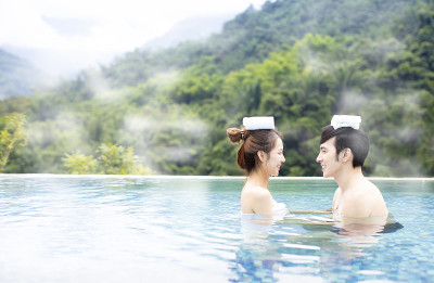 一对年轻的亚洲夫妇正在泡温泉