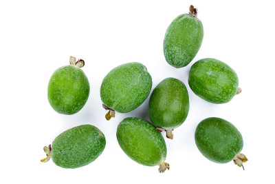 热带水果feijoa Acca sellowiana孤立在白色背景。前视图。平躺模式