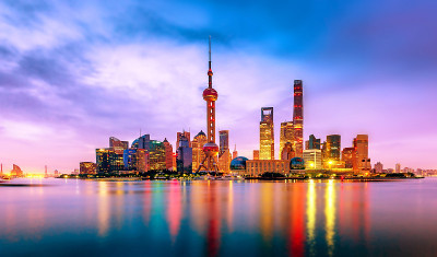 夕阳西下的上海市容。从外滩俯瞰浦东商业区全景。