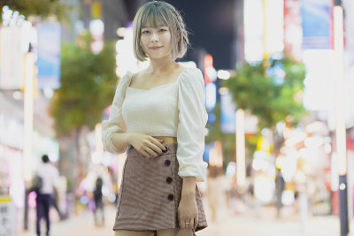 一名年轻女子晚上在东京摆造型