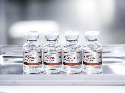 带标签的Covid-19冠状病毒疫苗瓶。