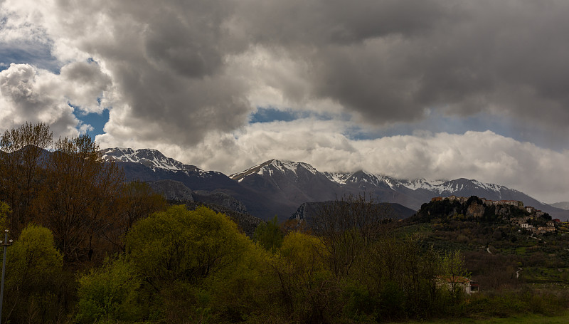 圣文森索城堡，Isernia, Molise，意大利。圣文森佐城堡是意大利莫利塞伊塞尼亚省的一个拥有