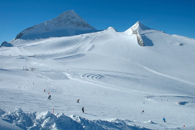 在Hintertux冰川上滑雪