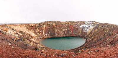 克里德湖是一个火山口湖或火山湖，在冰岛的火山火山口。不寻常的红土，类似于火星的景观。