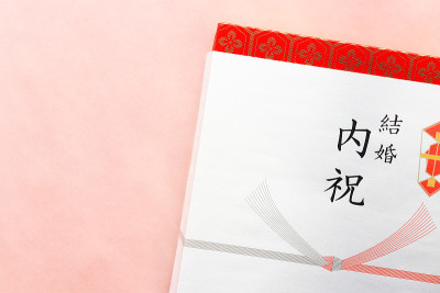 给送结婚礼物的人的回礼。