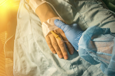 医生戴着手套安慰癌症病人