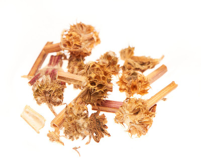 堆着玫瑰花蕾的干草药茶屋檐