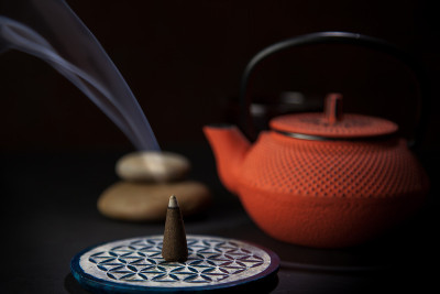 香旁边的日本茶壶