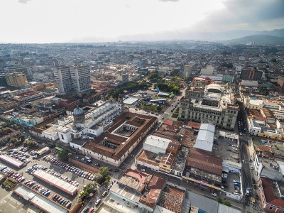 多云天空的危地马拉城市景观。国家文化宫和中央宪法广场，背景是圣伊格莱西亚大教堂