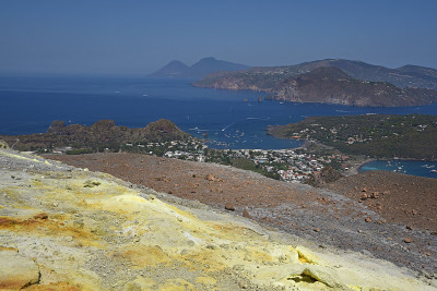 Vulcano和Lipari在火山顶部