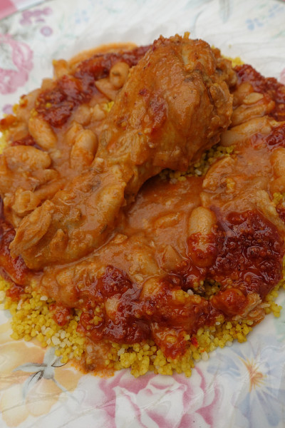 常见的豆蒸粗麦粉与鸡肉，鲁比亚中东菜肴