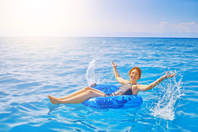 红发女孩泼水。