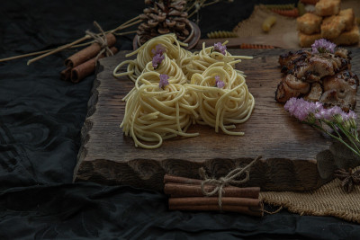 木盘上黑胡椒烤鸡意面。