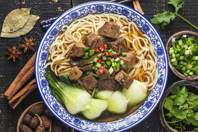 麻辣红汤牛肉面放在木桌上的碗里
