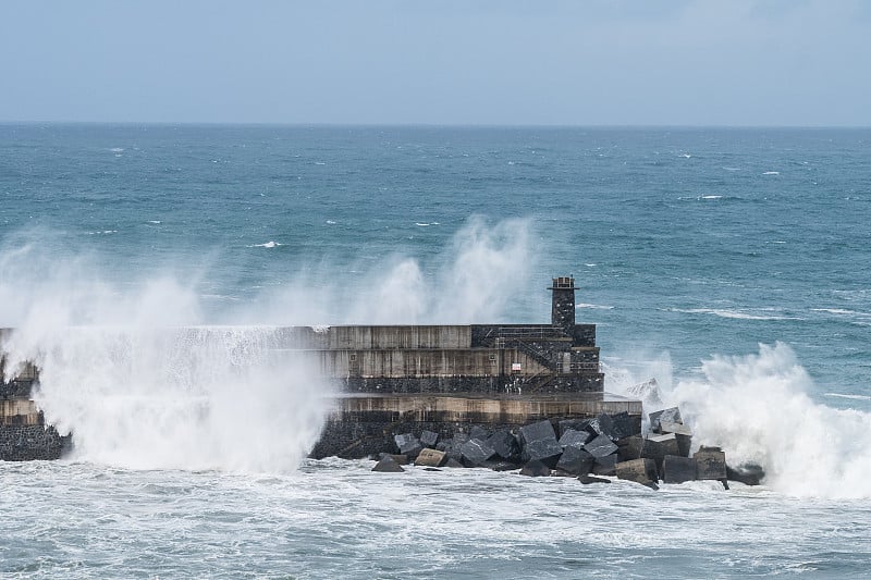 巨浪猛烈地拍打着海岸